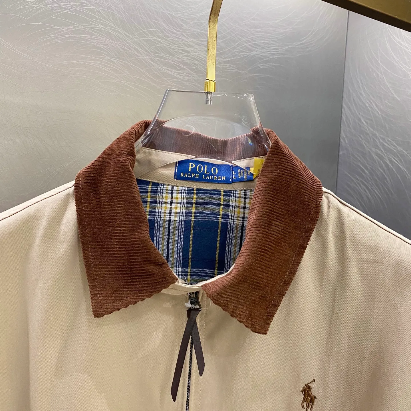 P290 Ralph Lauren second-hand corduroy collar jacket. This Ralph Lauren second-hand jacket has a high usage rate in autumn and winter. The corduroy collar is very American retro and the denim shirt inside is the Brokeback Mountain outfit that was very popular last year. The interior stripes and plaid are matched, which is a perfect combination of temperature and trend. This is also an eternal classic that both boys and girls can wear. The fabric is really different from others. The new model is not as stiff as the old model. I think it is better to wear. It is 100% pure cotton. The hardness is just right and not that stiff!! This is this year’s upgrade, but I feel it is easier to wear. The embroidery on the chest is made of German Oman embroidery fiber with original data. The embroidery process is very particular. It uses Japanese Tajima machines to ensure the embroidery is exquisite and three-dimensional, which is what I said is different from the ones on the market. Regarding the workmanship, the version is a loose version for both boys and girls!! The coat can be worn longer and is about to go out in October during the Mid-Autumn Festival. Retro will never go out of style. Color: Khaki Black Size: S-XL S: Bust 118, Length 70, Sleeve Length 68, Shoulder Width 50 M: Bust 122, Length 72, Sleeve Length 69, Shoulder Width 51 L: Bust 126, Length 74, Sleeve Length 70, Shoulder Width 52 XL: Bust 130, length 76, sleeve length 71, shoulder width 53